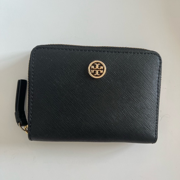 Tory Burch Handbags - Tory Burch Robinson zip coin case wallet black gold